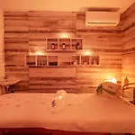 Aparthotel White & 4*