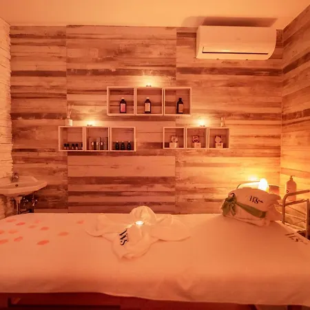Aparthotel White & *