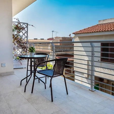 White & Aparthotel Avola