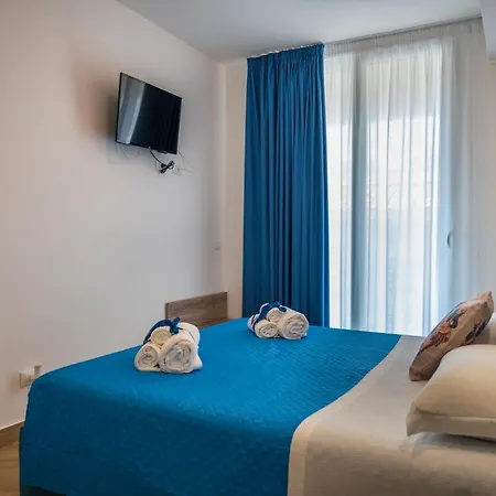 Aparthotel White & *